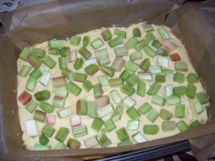 Пирог с ревенем и клубникой.: шаг 3