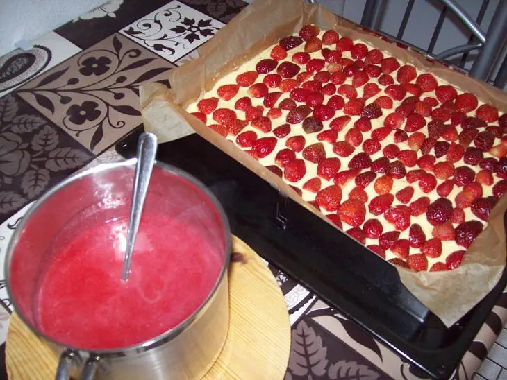 Пирог с ревенем и клубникой.: шаг 6