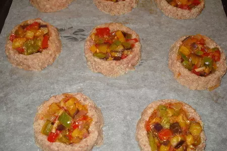 Корзиночки из фарша с овощами: шаг 3