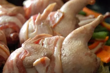 Фаршированные перепела с овощами в виноградном соусе: шаг 3