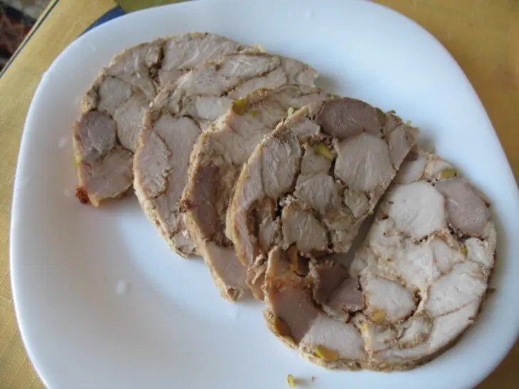 Мясо прессованное с наполнителями в ветчиннице: шаг 1