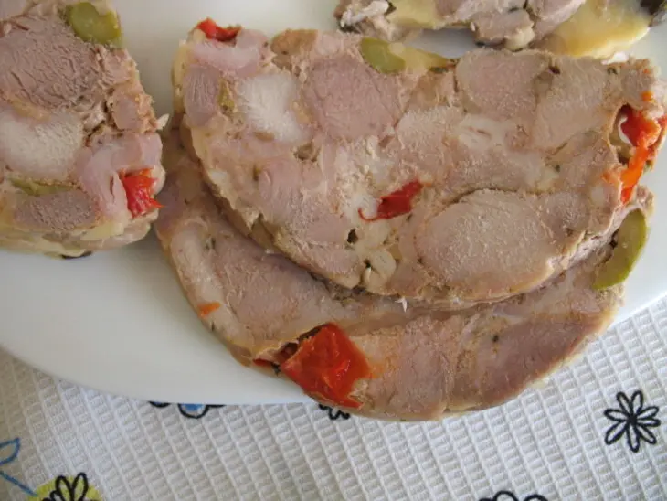 Мясо прессованное с наполнителями в ветчиннице: шаг 2