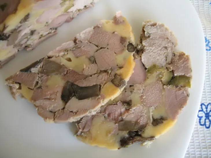 Мясо прессованное с наполнителями в ветчиннице: шаг 3
