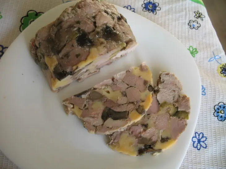 Мясо прессованное с наполнителями в ветчиннице: шаг 4