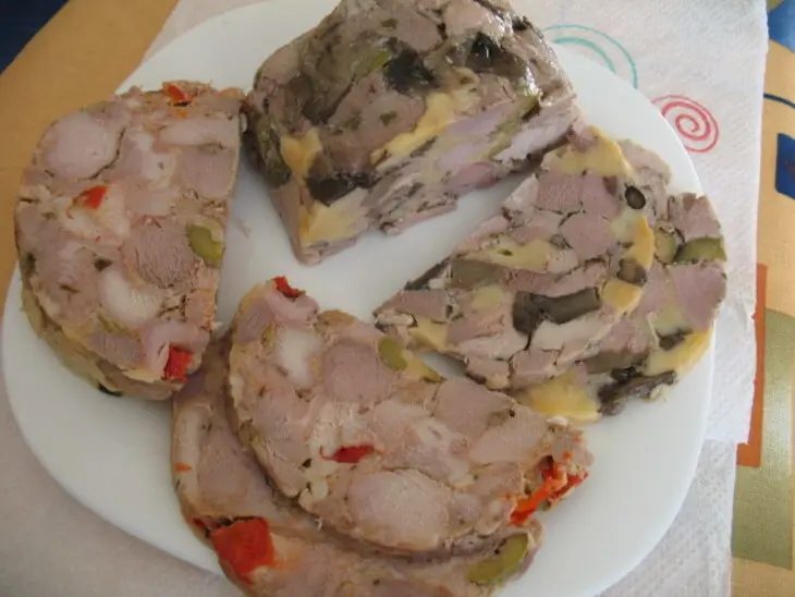 Мясо прессованное с наполнителями в ветчиннице: шаг 5