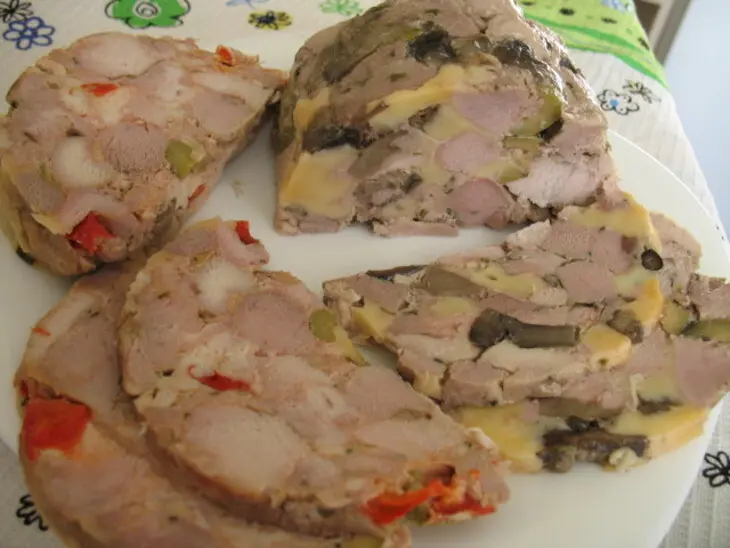 Мясо прессованное с наполнителями в ветчиннице: шаг 6