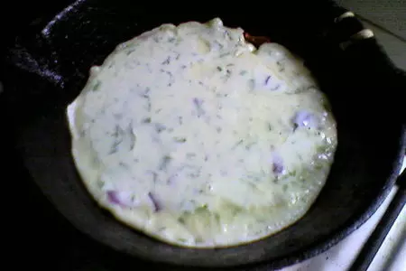 Блинные лепешки с луком и зеленью: шаг 2
