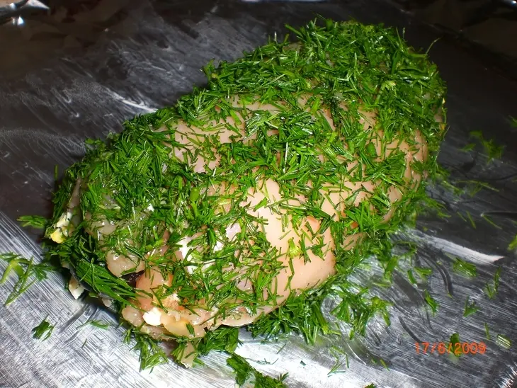 Куриная грудка с яйцом и укропом: шаг 2