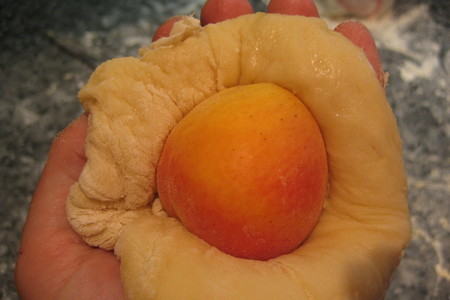 Булочки с фаршированными абрикосами: шаг 6