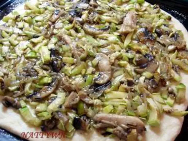 Деревенский пирог с кабачками и грибами.: шаг 5