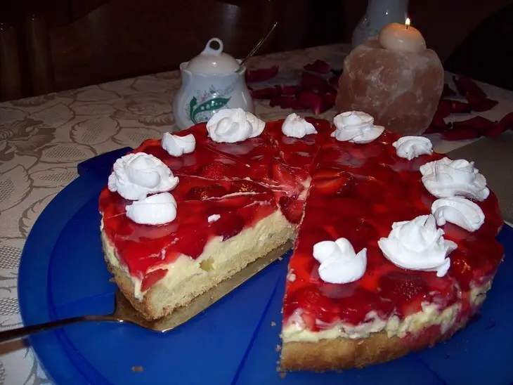 Пирог с ревенем и клубникой.: шаг 8