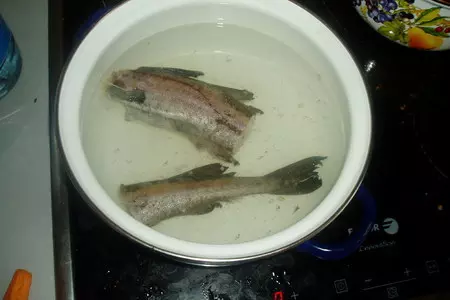 Салат с отварной рыбой и маринованными грибами: шаг 1