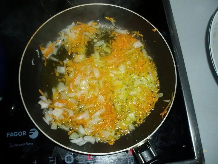 Салат с отварной рыбой и маринованными грибами: шаг 2