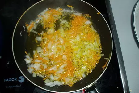 Салат с отварной рыбой и маринованными грибами: шаг 2