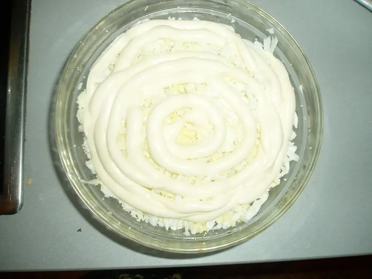 Салат с отварной рыбой и маринованными грибами: шаг 3