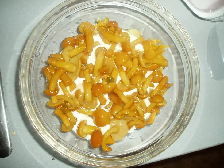 Салат с отварной рыбой и маринованными грибами: шаг 4