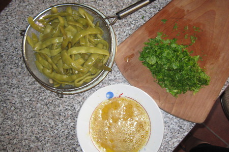 Яичница с зеленой фасолью и зеленью: шаг 2