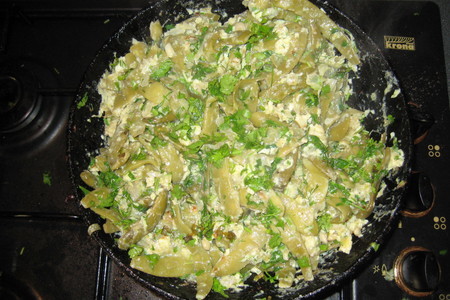 Яичница с зеленой фасолью и зеленью: шаг 4