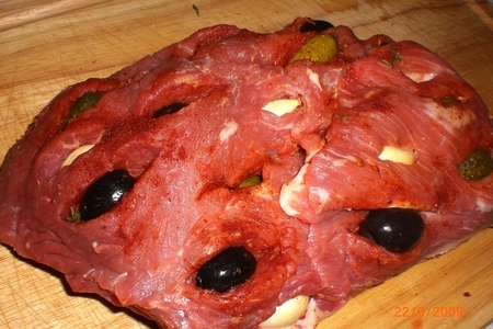 Свинина запеченная с маслинами и маринованными огурцами: шаг 2