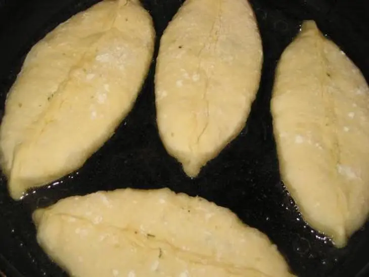 Плоские пирожки с капустой и с морковью: шаг 2