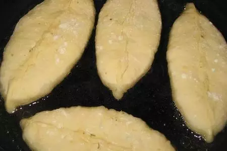 Плоские пирожки с капустой и с морковью: шаг 2