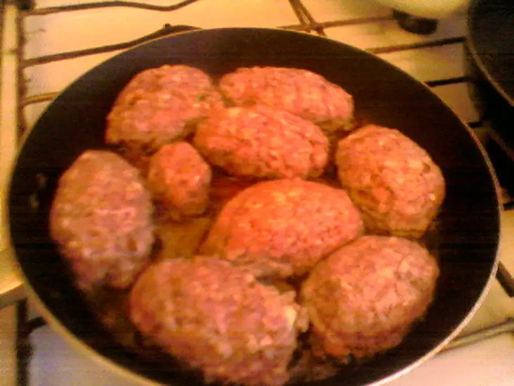 Зразы с зелёным луком и яйцом: шаг 5