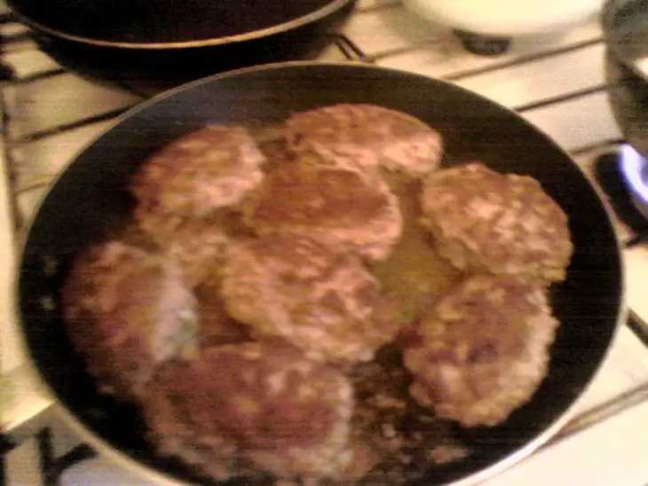 Зразы с зелёным луком и яйцом: шаг 6