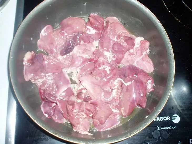 Куриная печень с грибами и сливками: шаг 2