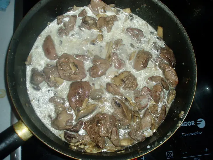 Куриная печень с грибами и сливками: шаг 3