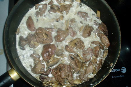 Куриная печень с грибами и сливками: шаг 3