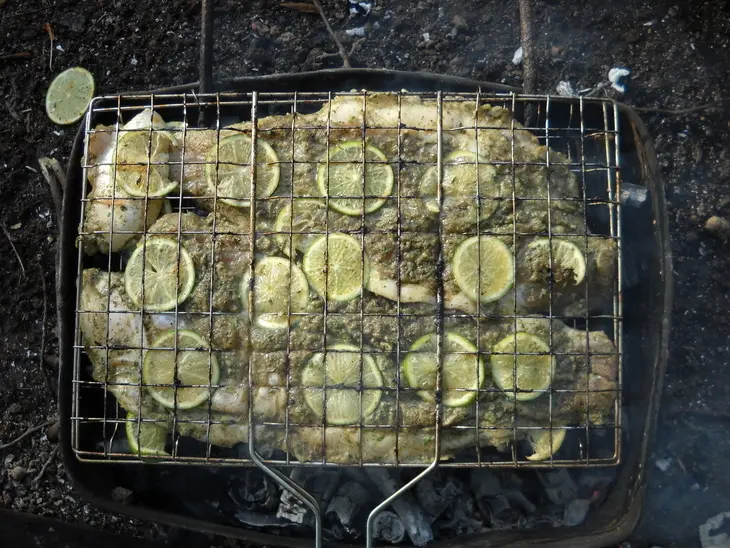Пангасиус, приготовленный на углях дерева грецкого ореха: шаг 4