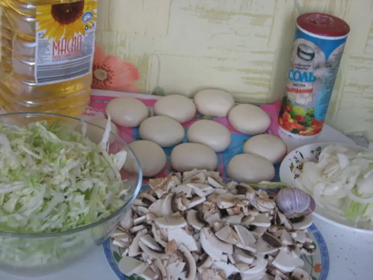 Быстрые пирожки с капустой и грибами: шаг 1