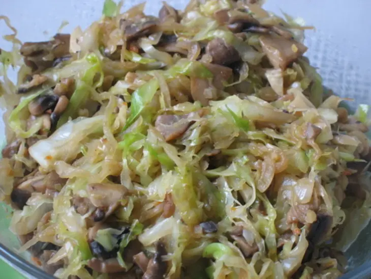 Быстрые пирожки с капустой и грибами: шаг 3