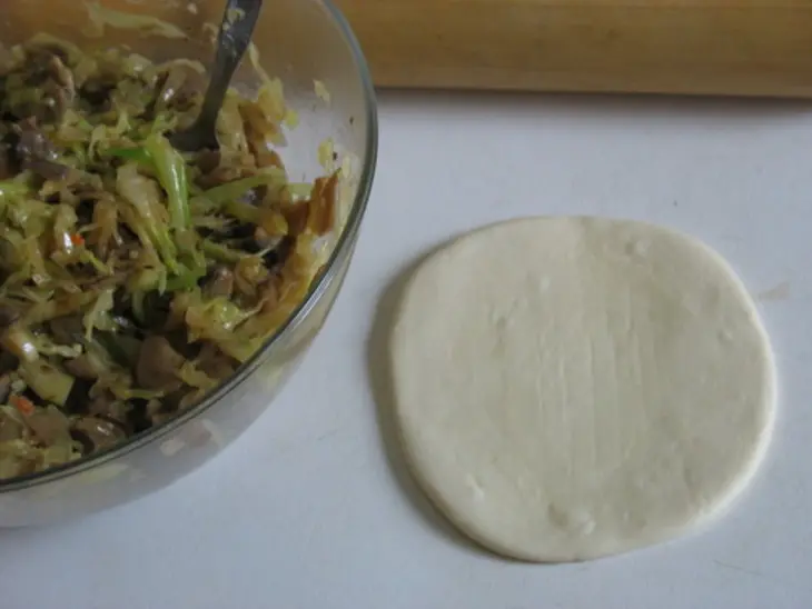 Быстрые пирожки с капустой и грибами: шаг 4