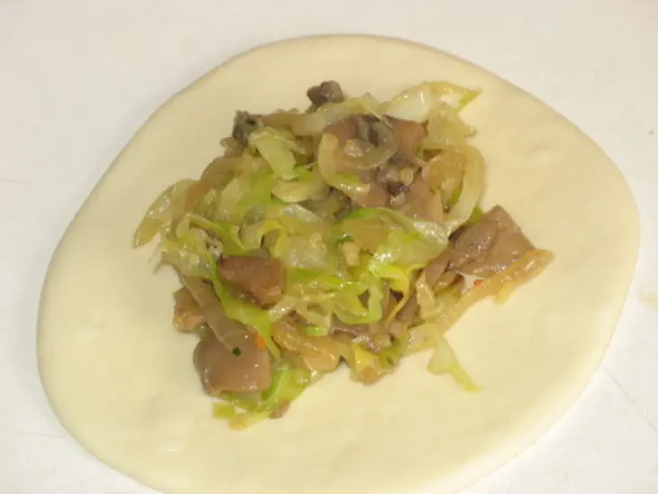 Быстрые пирожки с капустой и грибами: шаг 5