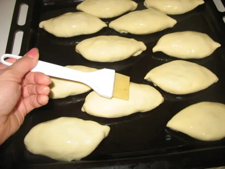 Быстрые пирожки с капустой и грибами: шаг 7