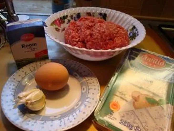 Мясо рубленное замороженное под соусом горгонзола: шаг 1