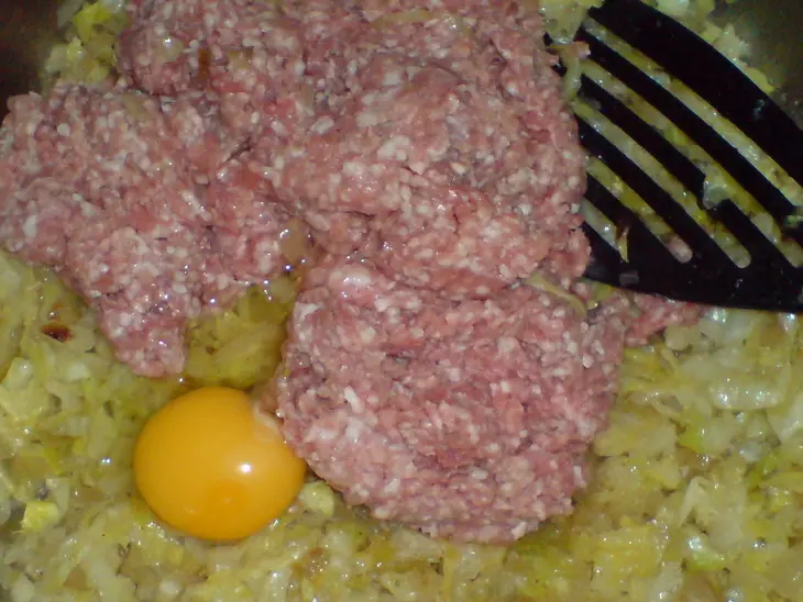 Пирожки с мясом и молодой капустой: шаг 3