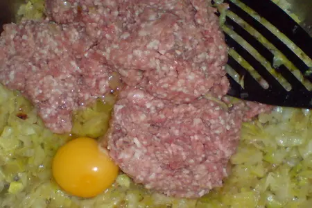 Пирожки с мясом и молодой капустой: шаг 3
