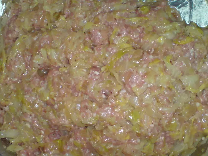 Пирожки с мясом и молодой капустой: шаг 4