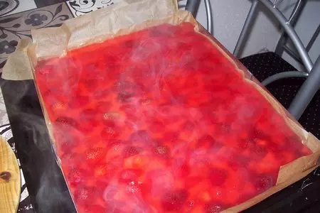 Пирог с ревенем и клубникой.: шаг 9