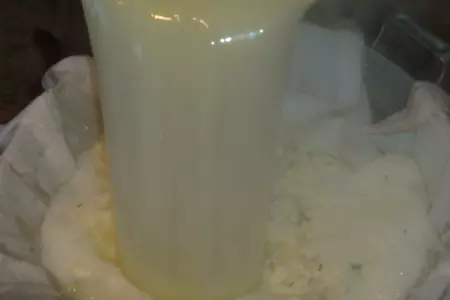 Домашний сыр с зеленью: шаг 3