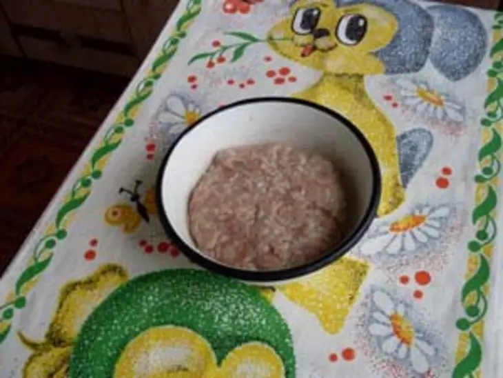 Биточки из куриного фарша с грибным соусом: шаг 1