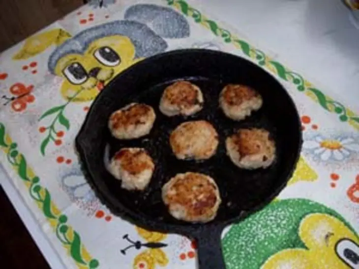 Биточки из куриного фарша с грибным соусом: шаг 3