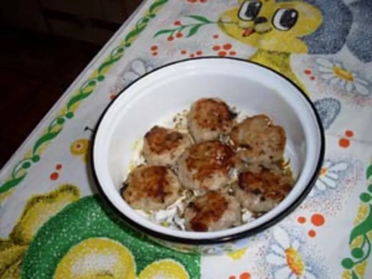 Биточки из куриного фарша с грибным соусом: шаг 5