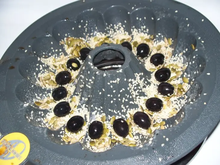 Пирог-кекс  с ветчиной и оливками в овсянке: шаг 2