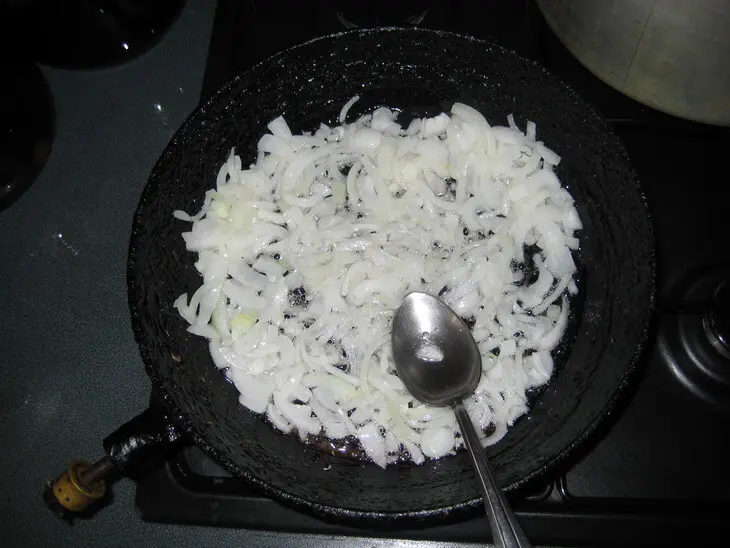 Свекольная ботва с яйцами: шаг 1
