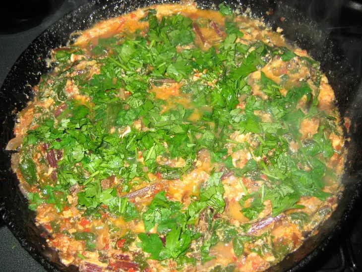 Свекольная ботва с яйцами: шаг 5