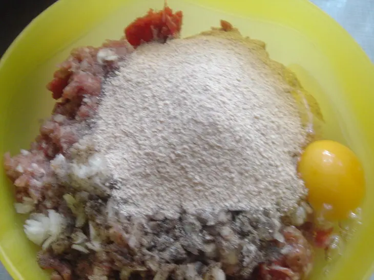 Мясной рулет с яйцом и зеленым луком: шаг 1