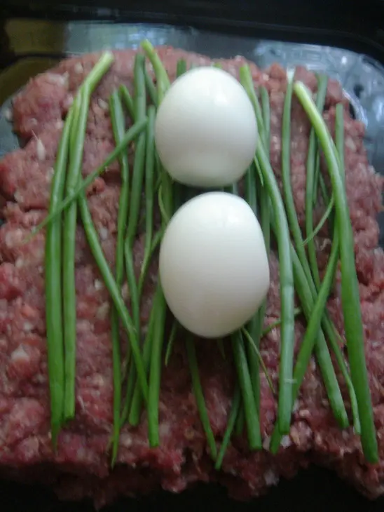 Мясной рулет с яйцом и зеленым луком: шаг 2